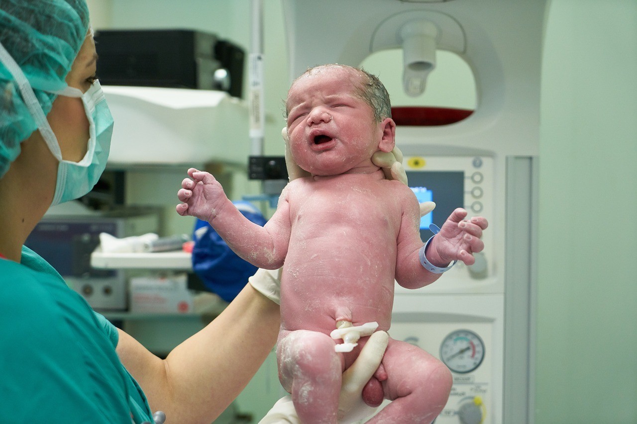 Fay3 صور لـ طفل مولود صغير ين مستشفى غرفة العمليات ولادة