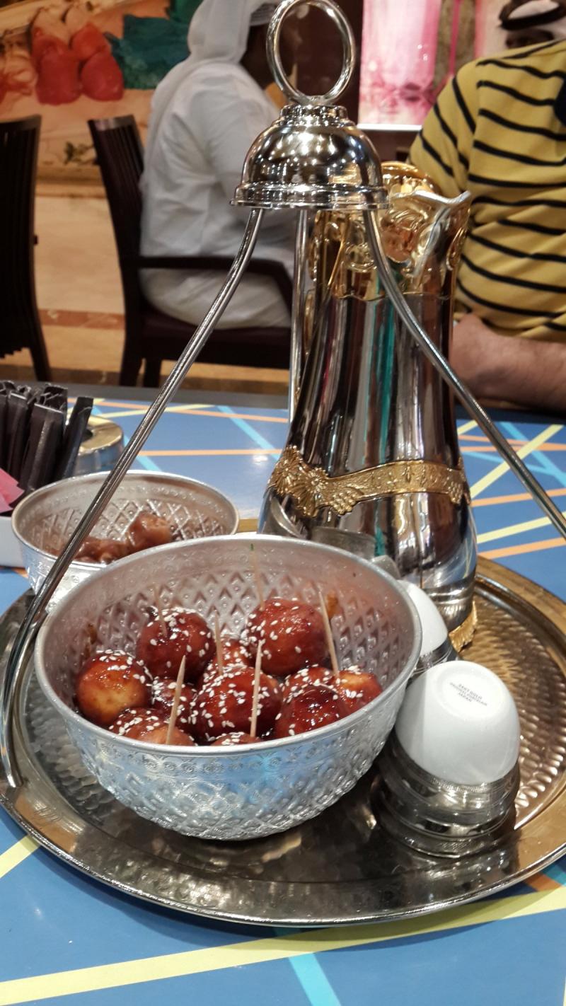 قهوة عربية مع تمر ولقيمات في الخالدية مول #أبوظبي